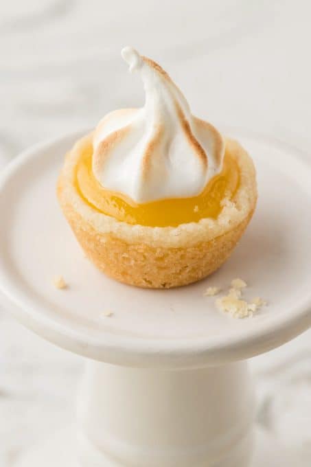 One Lemon Meringue Cookie Cup on a cake stand.