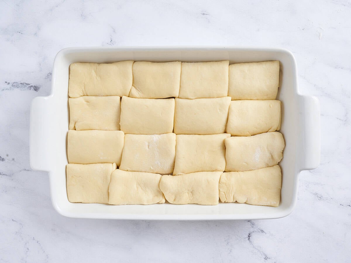 16 rolls in the baking dish ready for the second rise.