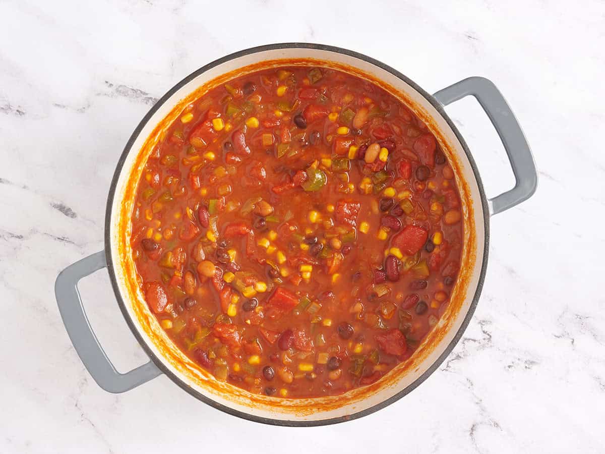 A finished pot of veggie chili.