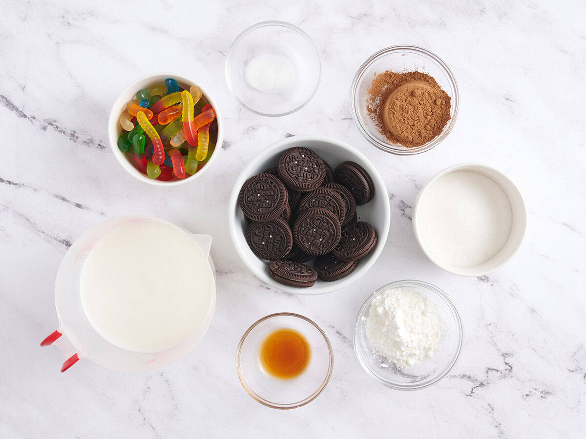 The ingredients to make worms in dirt chocolate pudding cups.