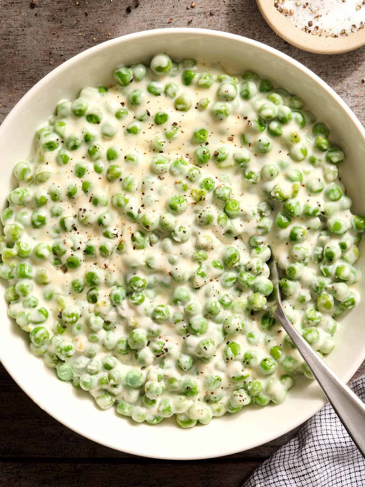 Overhead view of a bowl of creamed peas.